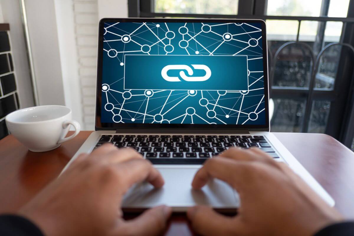 Optimizes URL Structure and Internal Linking