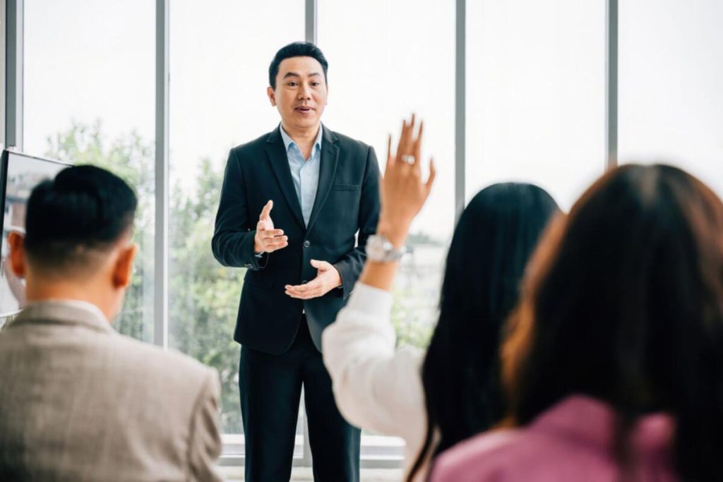 Experts vs Generalists: When to Pick the Right Leadership Speaker